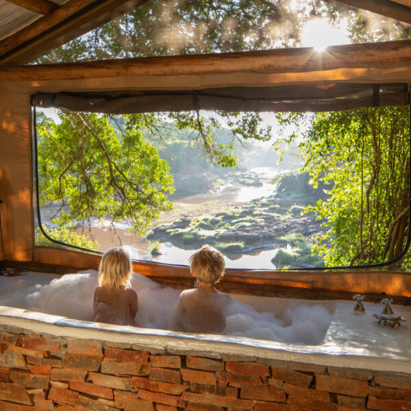 Warm bath with view at the River Cottage